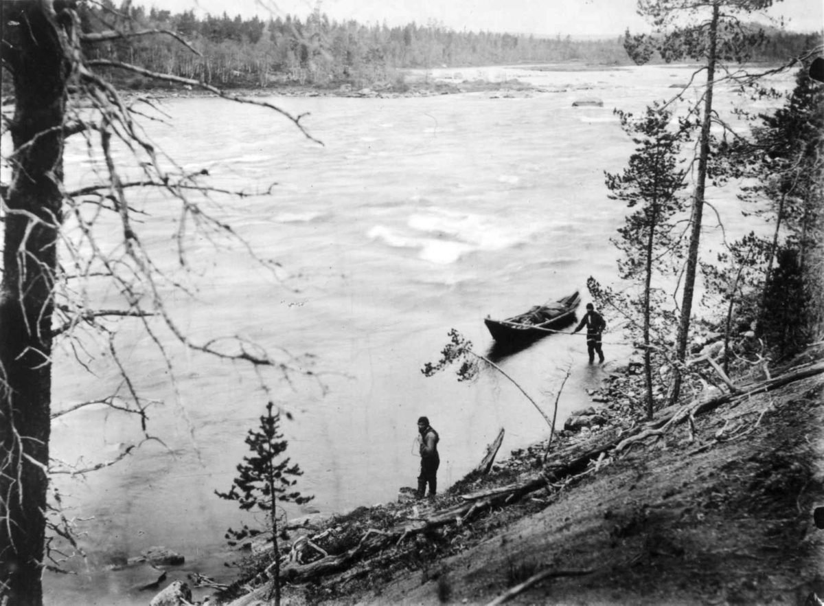 Ellisif Rannveig Wessel, Elvebåt trekkes langs elvebredden av ferdesmann ved Hestfossen eller Bornjeguoikka (på norsk Tangefoss), Sør-Varanger, Finnmark, 1890-årene.
