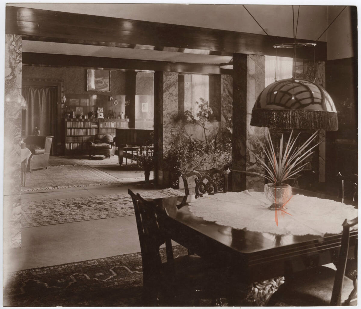 Anonym, Wohnung Wilhelm und Martha Hirsch, Pilsen, Pacheho 6 (Plachygasse 6), Tschechische Republik, Blick vom Speisezimmer ins Herren-Musik-Zimmer