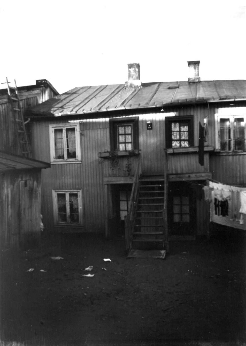 Nanna Broch, Gårdrom med bolighus, muligens Verksgata 33, Rodeløkka, Oslo. Klesvask på snor. Fra boliginspektør Nanna Brochs boligundersøkelser i Oslo 1920-årene.
