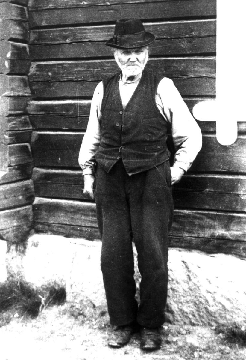 Anna Grostøl, Aust-Agder 1936. Portrett av bjørneskytteren og vandrelærer Olav T. Oland. Harstveit, Gjøvdal.