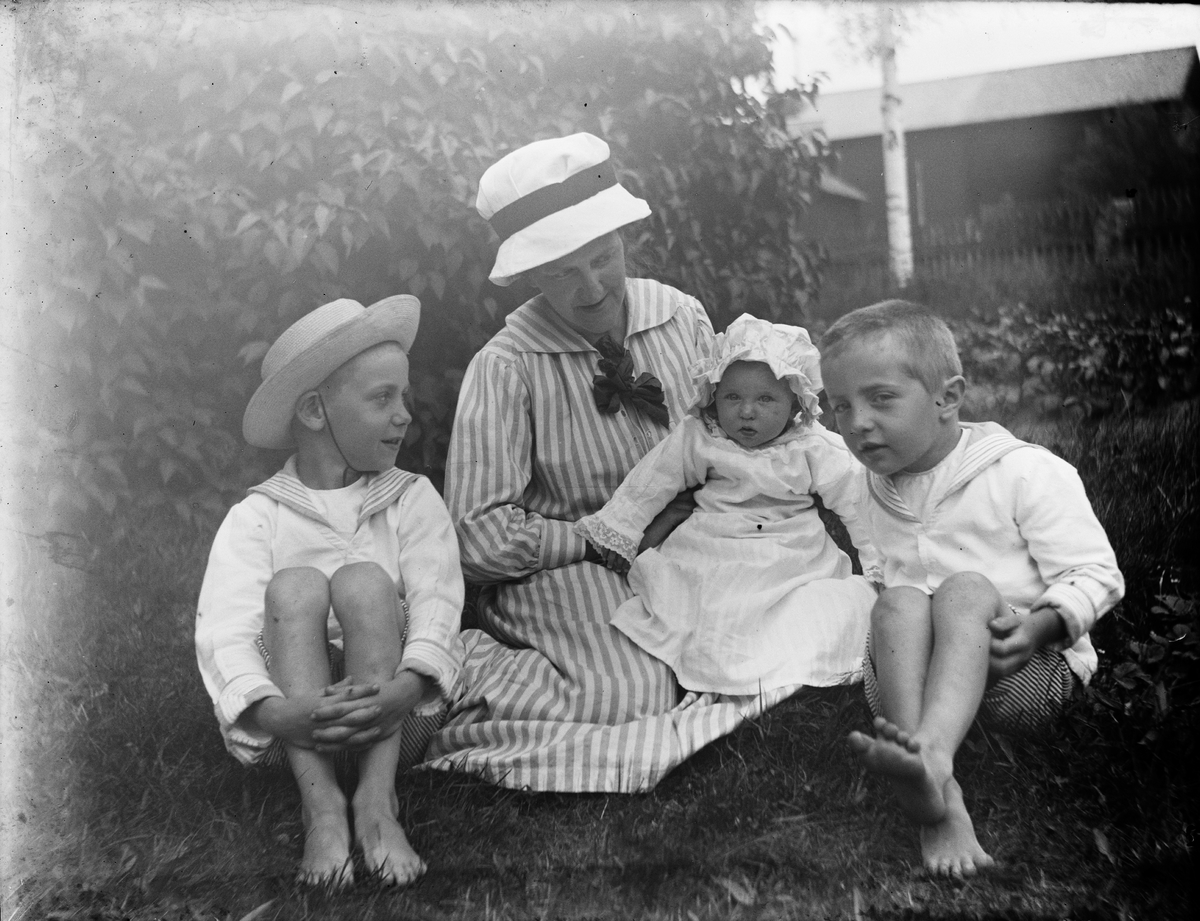 Josef Ärnström, Nora Ärnström, sannolikt med barnen Kalle, Inga-Britt och Rolf
