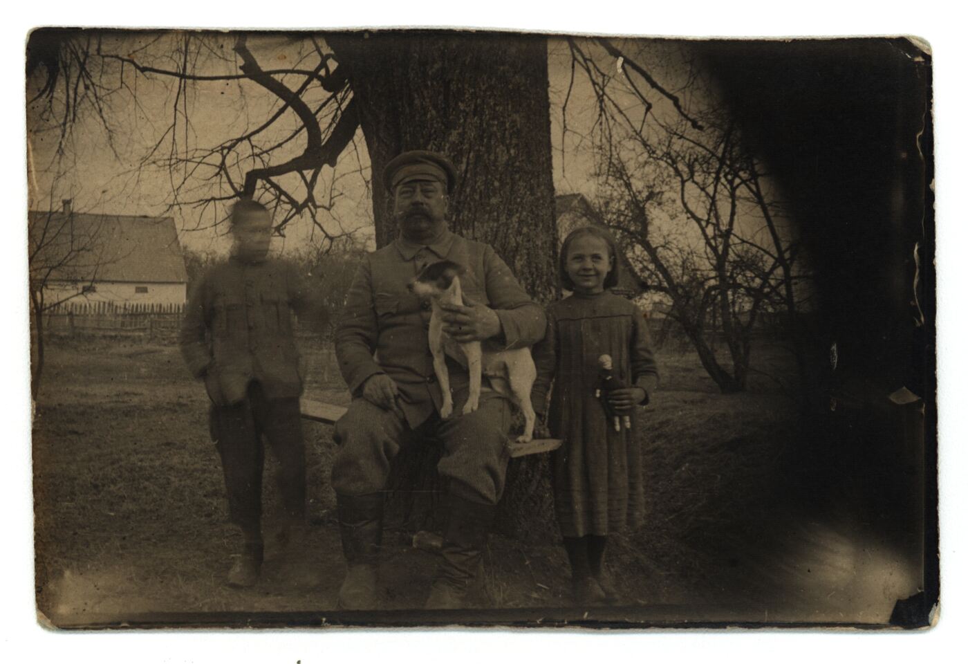 Nežinomas fotografas, Aleksandras Germanas su šuniu ir giminaičiais