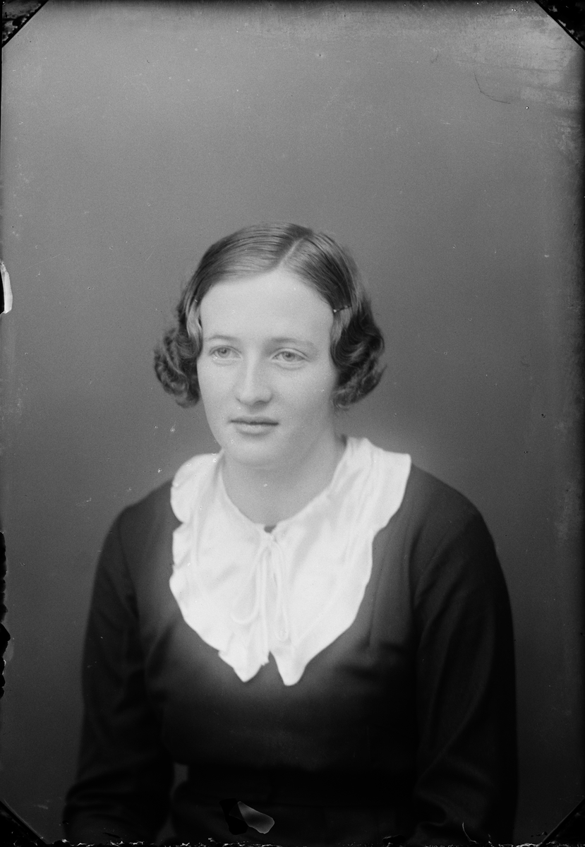 Skötsner-Edhlund, Ateljé Portrait - Ingrid Eriksson from Ånö, Uppland 1936