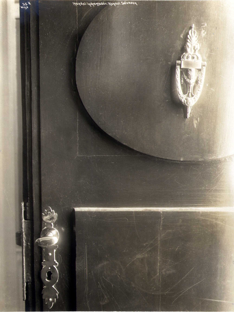 Anders Beer Wilse, Detalj av inngangsdør, Andorsengården, Mandal, Vest-Agder. Fotografert 1912. Konsul Salvesens villa.
