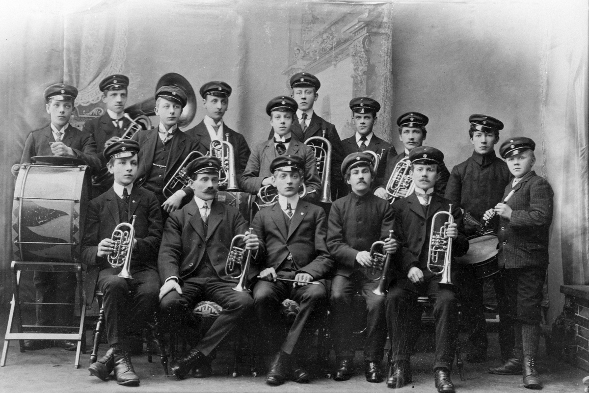 Anno Domkirkeodden, GRUPPE 15 MUSIKERE MED INSTRUMENTER, , MUSIKKORPS "MERKANTIL", HORN, FLØYTE, TROMMETROMMER: NYHUS, BIRGER, FLØITE: SÆTHER, TRYGVE, LITEN TROMME: HAAVE, CARL, KORNETT: oLSEN, ANTON M. , TENOR: ØRBAKK, ES KORNETT: LØVSTRØM, EDVARD, DIR: SOLBERG, ALT HORN: OLSEN, BASS: BLYSTAD, 1. KORNETT: ERIKSEN, EI…