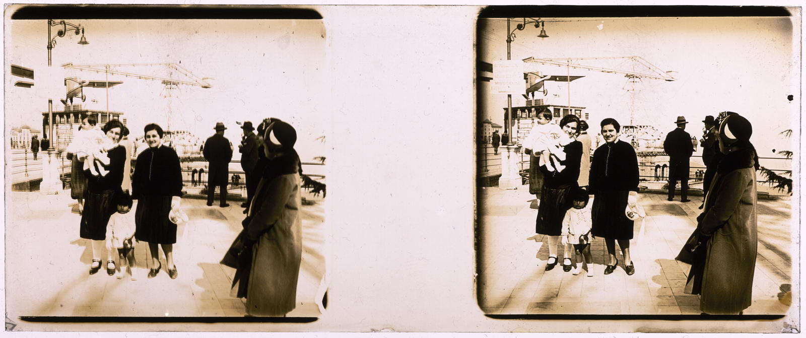 Desconegut, [Women and girl before plane Tibidabo]