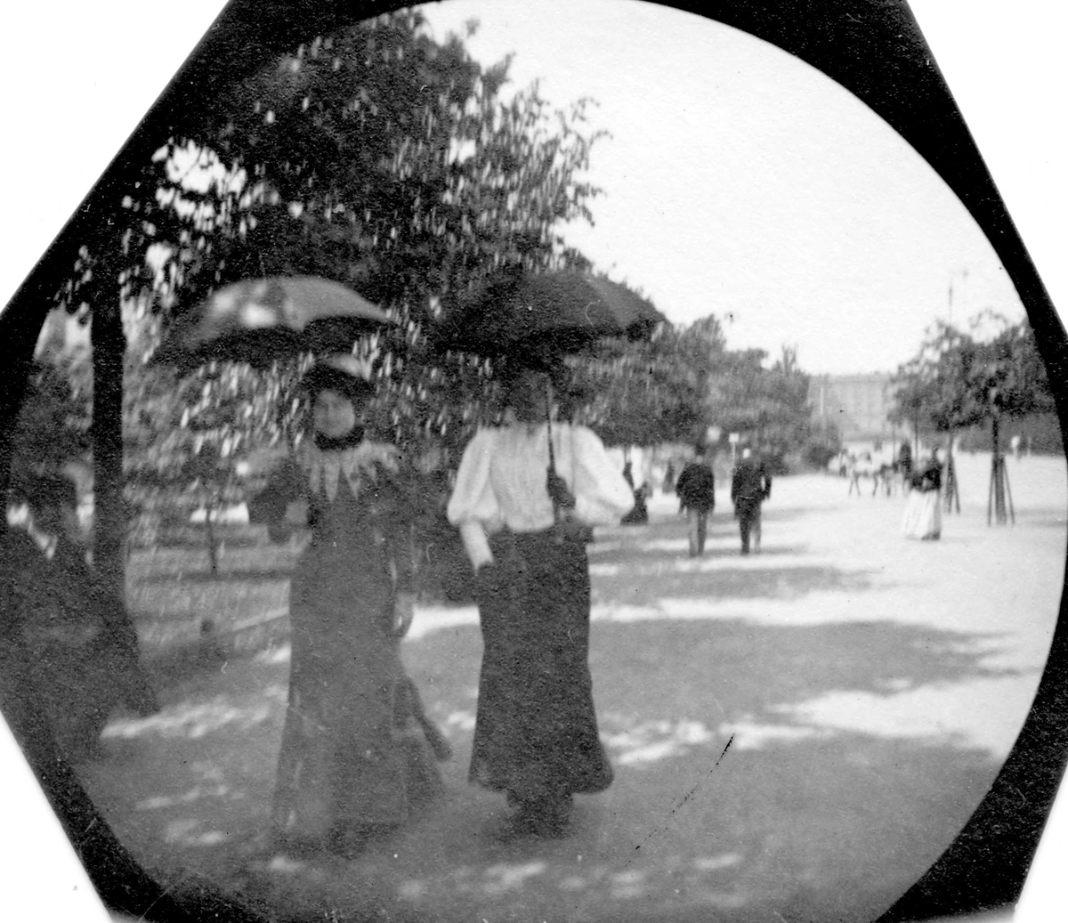 Fredrik Carl Mülertz Størmer, Frk. Jotta Pettersen, senere fru Holter, og frk. Rigmor Rognerud spasererl langs Karl Johans gate, Oslo, Slottet skimtes i bakgrunnen.