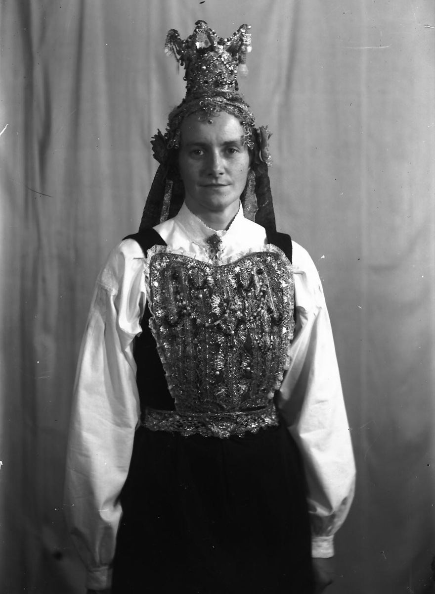 Per K. Lien, Brudekrone og brystduk.
