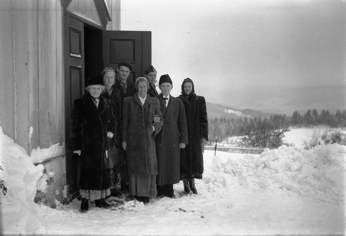 Håkon Prestkværn, Ukjent gruppe kvinner og menn ved inngangsdøra til et hus.
