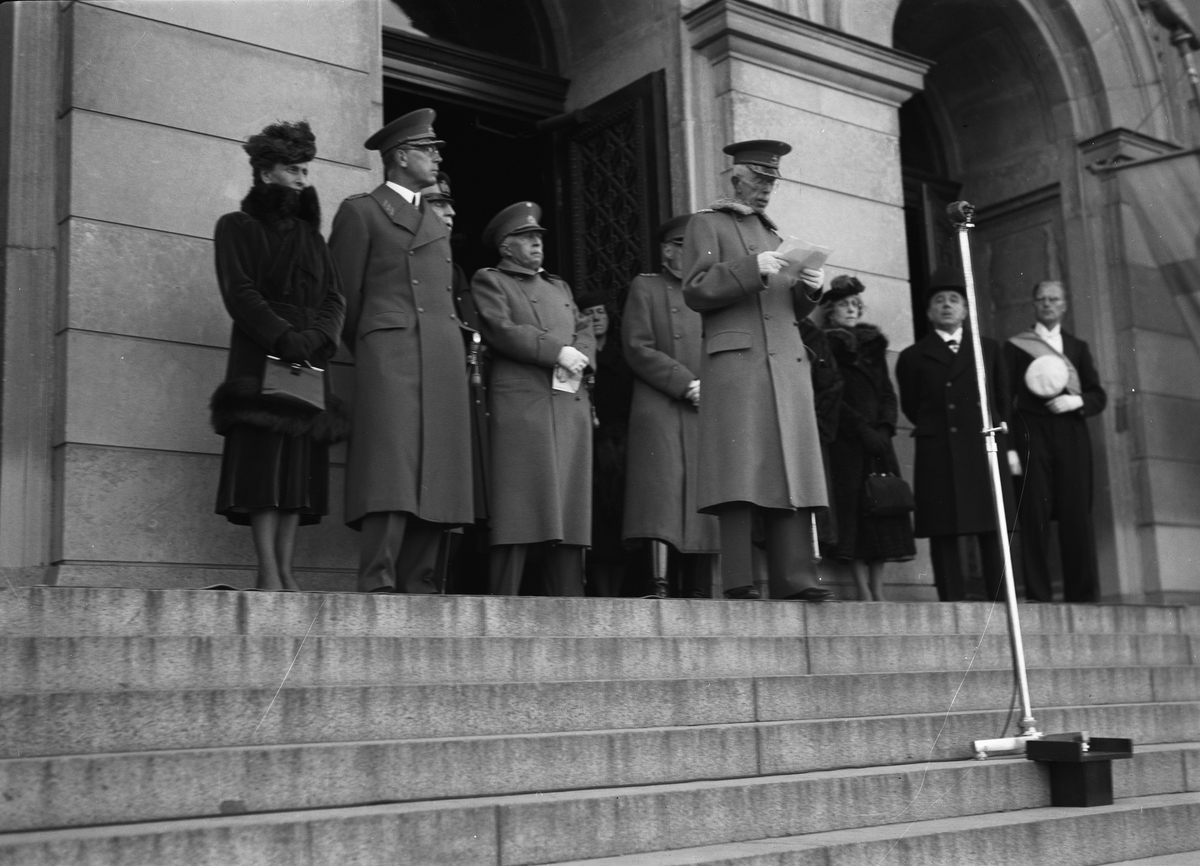 Paul Sandberg, Kungligheter tar emot uppvaktning från Uppsala Studentkår på Universitetshuset trappa - kronprinsessan Louise, kronprins Gustav Adolf, kung Gustav V, prins Eugen, prins Carl, prinsessan Sibylla, prinsessan Ingeborg och rector magnificus Thore Engströmer