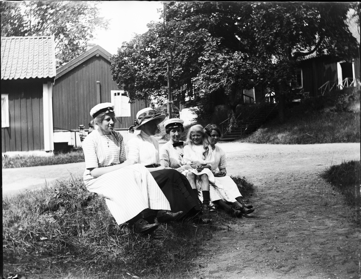 Okänd,, Vilopaus i gräset, Sätra brunn, Sala