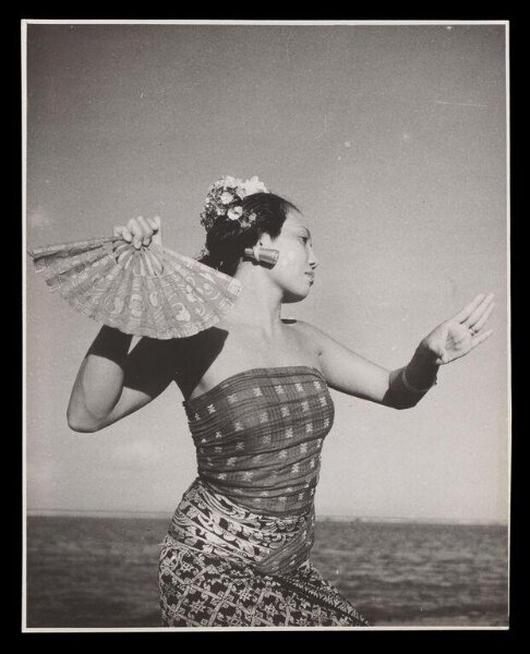 Hardy, Bert, Woman on the beach, Bali