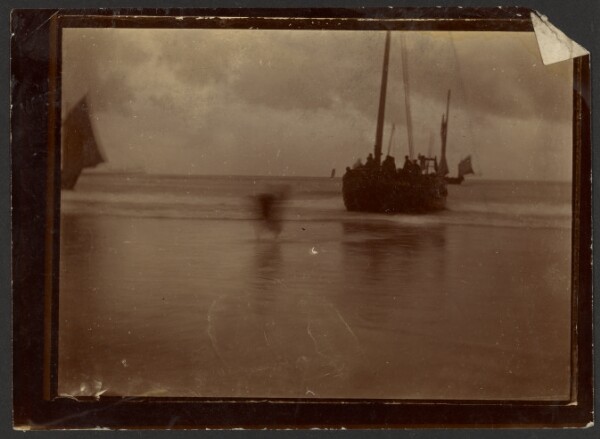 Unknown, [Boat nearing shore]