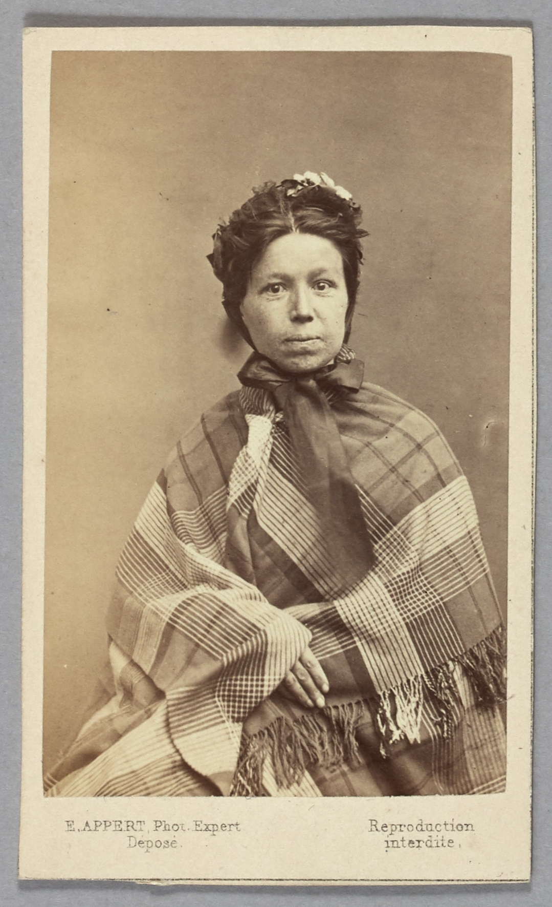 Ernest Charles Appert, Portrait de Menand Anne Marie, pris à la prison des Chantiers à Versailles. Commune de Paris, 1871.