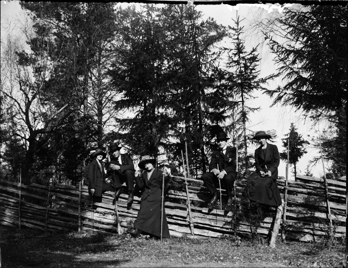 Skötsner-Edhlund, Men and women sit in the courtyard with their stick, Östhammar, Uppland