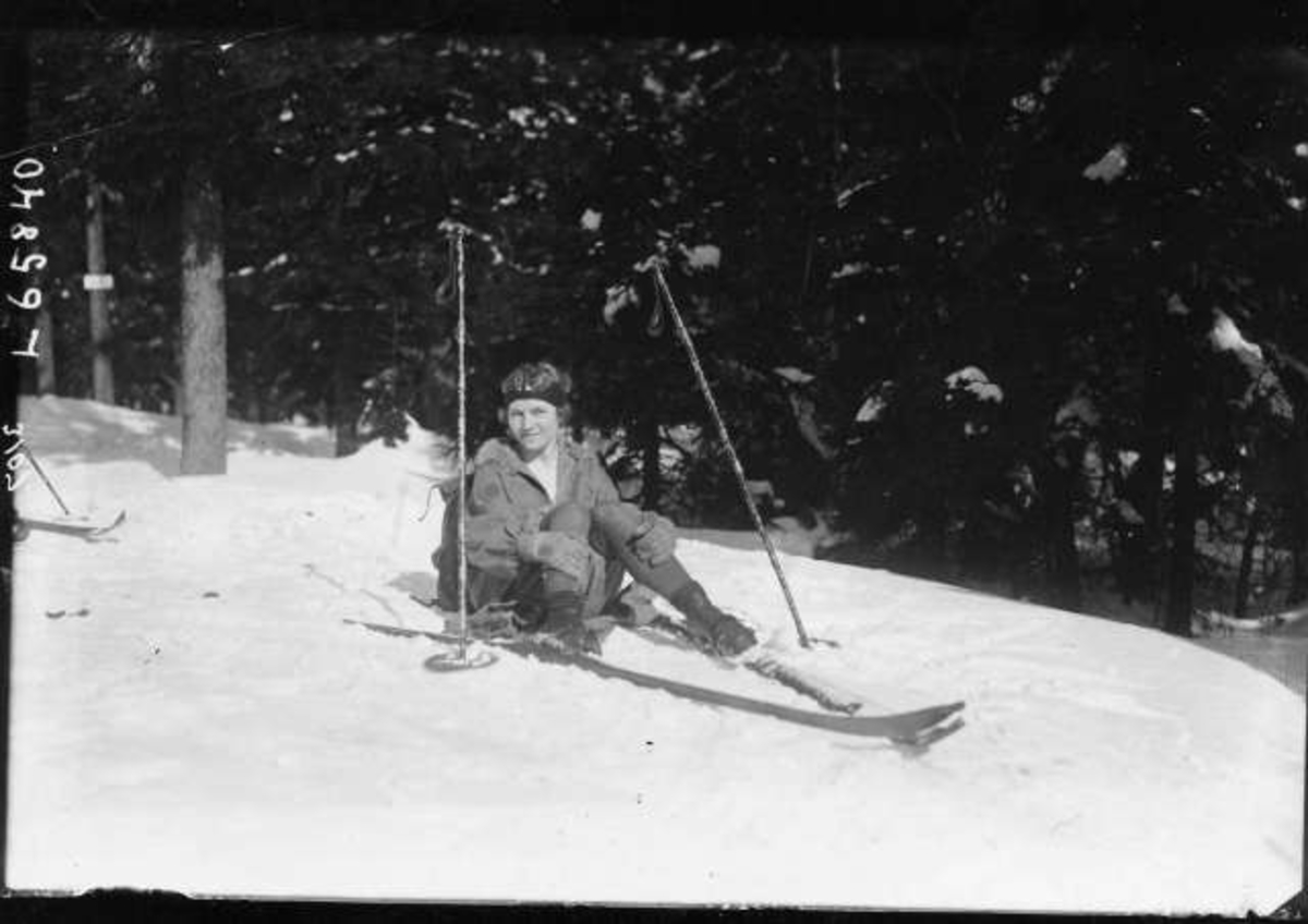 Hermann Christian Neupert, Kvinnelig skiløper har pause, sitter i snøen.
