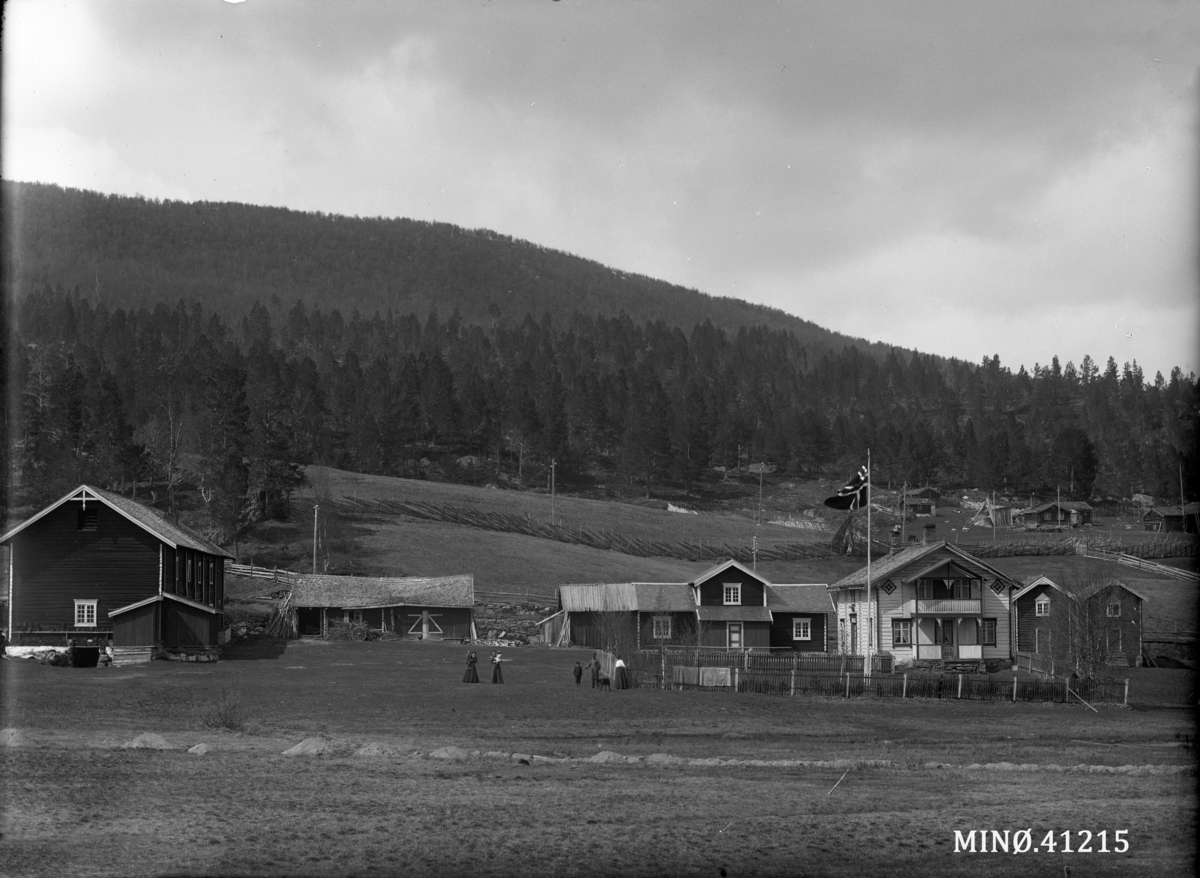 Oscar Holte, Gardsbruk. Straalberg med Strålsjøvangen oppe til høyre.