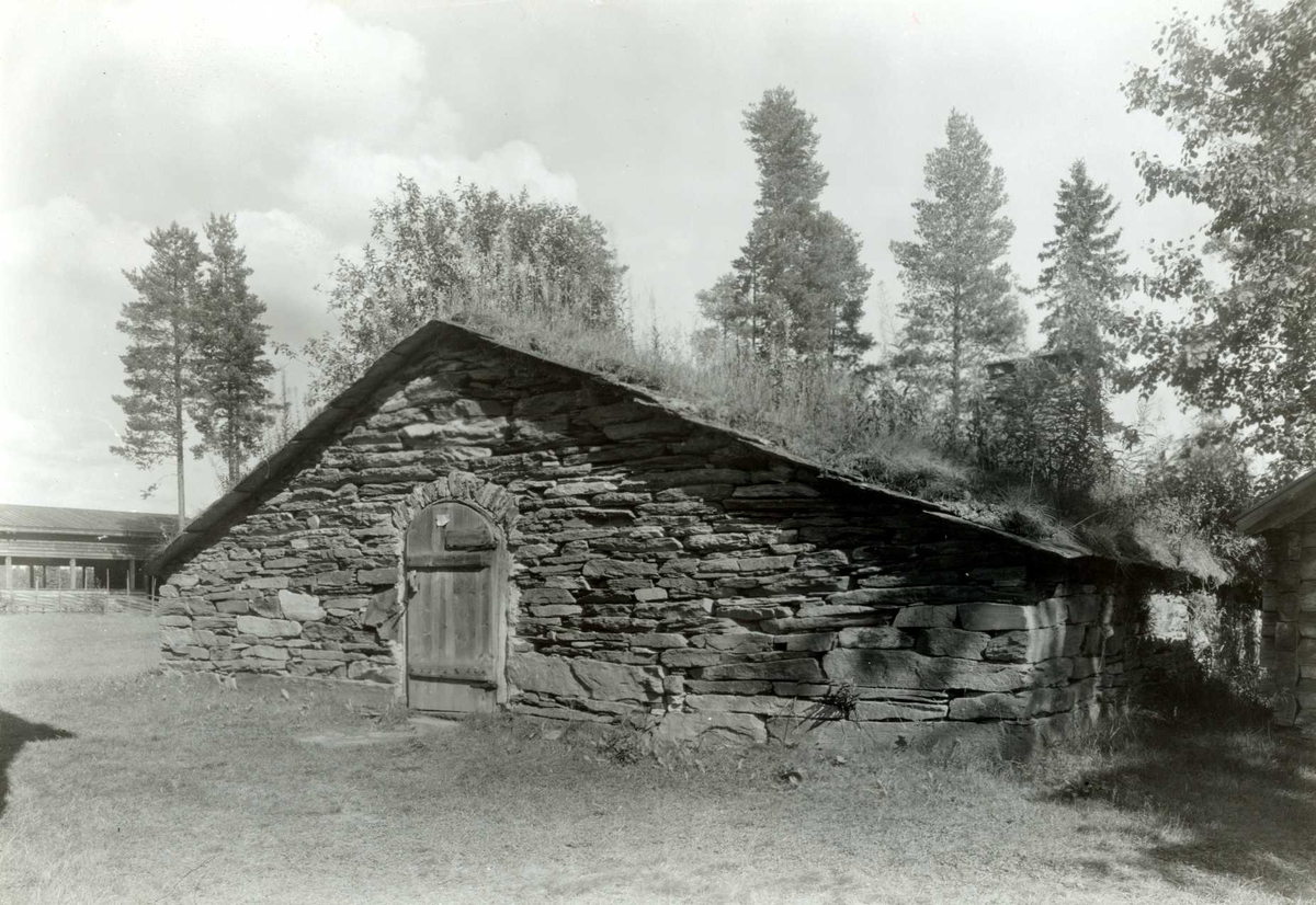 Gisle Midttun, Brennbakken, Tynset, Nord-Østerdal, Hedmark. Stenfjøs. Nå på Glomdalsmuseet.