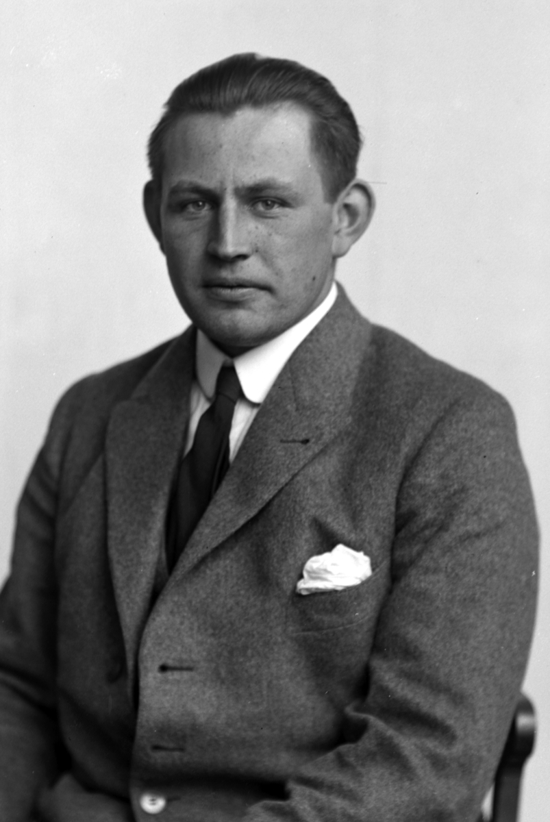Christian Grundseth, HILLE LØITNANT, HALVFIG. , PASS, 28879