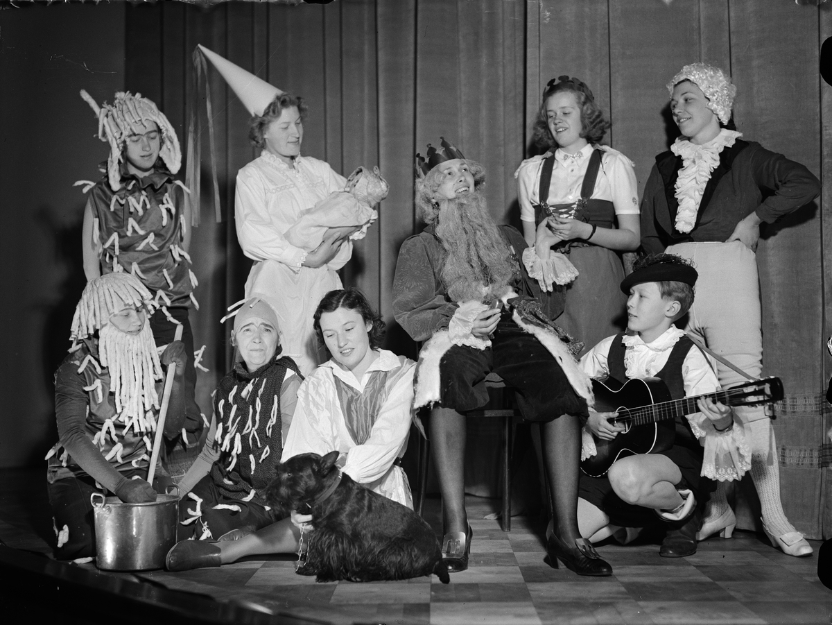 Paul Sandberg, Cases and youngsters in Uppsala Lottery Rehearse before the performance “The Real Princess,” likely at the Red Kvarn cinema, Västra ÅLo12