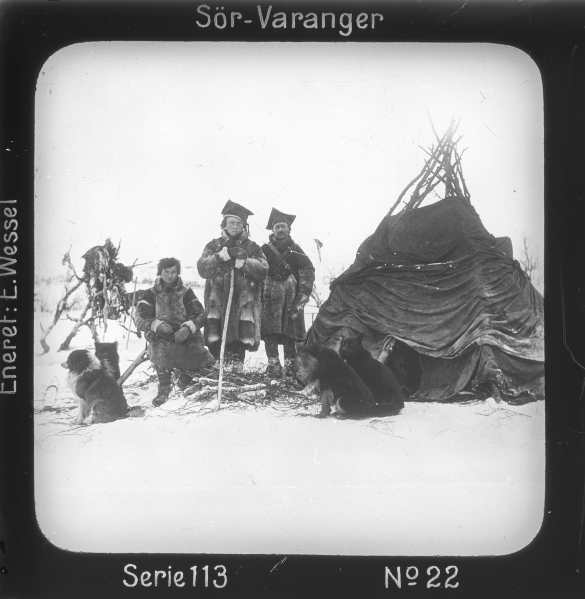 Ellisif Rannveig Wessel, Fjellsametelt på Sør-Varangervidda, Finnmark. Motivet har nr. 22 i lysbildeforedraget kalt "I lappernes land - Sør-Varanger", utgitt i Nerliens Lysbilledserier, serie nr 113.