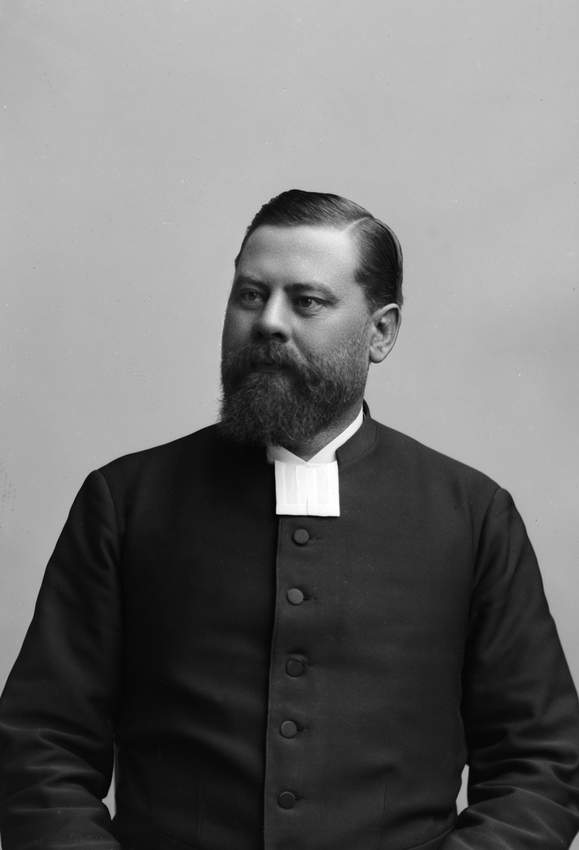Maria Tesch, Gruppbild. Familj. Porträtt. Porträttbild från Maria Teschs ateljé. Foto: Maria Tesch. Fotograferad i Maria Teschs ateljé som fanns i Linköping åren 1873 - 1936. Digitaliserad efter original glasnegativ som förvaras på Stiftsbiblioteket /Linköpings stadsbibliotek.