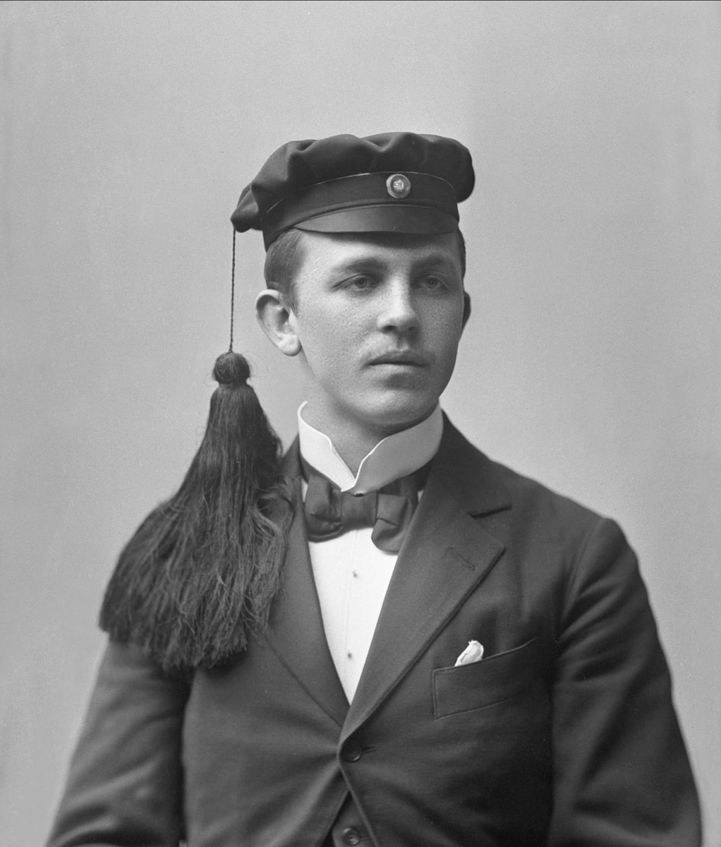 Gustav Borgen, Portrett, mann med studentlue. Student Knut Asker.