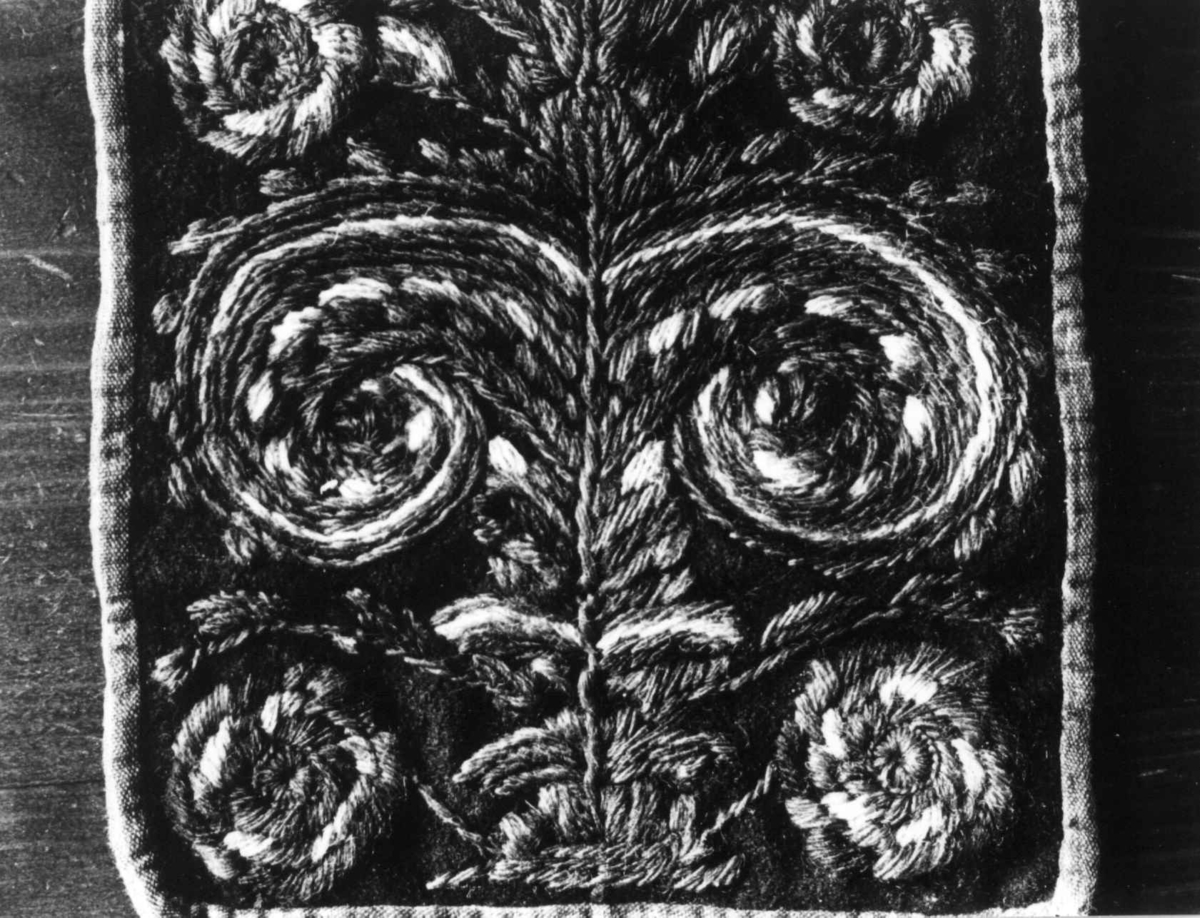 Anna Grostøl, Detalj av brodert lomme til kvinnebunad. Eiken, Vest-Agder 1940.