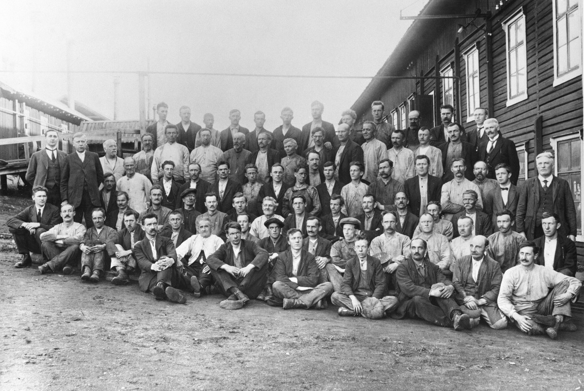 Anno Domkirkeodden, STOR GRUPPE: AADALS BRUGS ARBEIDERE OG FUNKSJONÆRER, ÅDALSBRUK, 1920. SE HEFTET "DET VAR ENGANG ET INDUSTRISAMFUNN AADALS BRUG 1842-1928" SKREVET AV ÅSE KROGSRUD, UTGITT 2003. Løten.