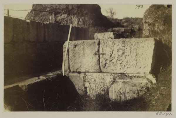 Parker, John Henry, Construction of the Wall and Agger of Servius Tullius, with Painting of a Chamber in a House of the early Empire built up against it, on the exterior of the ancient City, (destroyed in 1870).