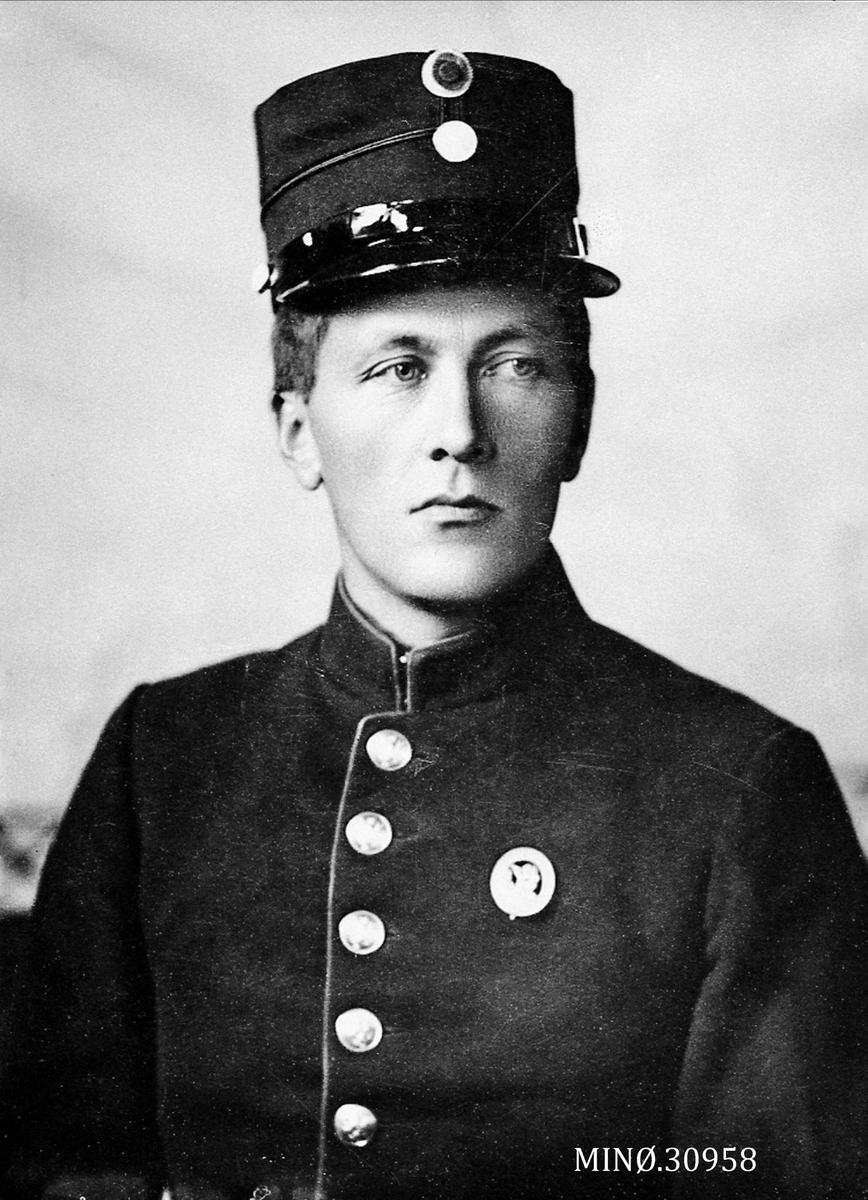 Oscar Holte, Portrett av mann i uniform - Einar Brandsnes.