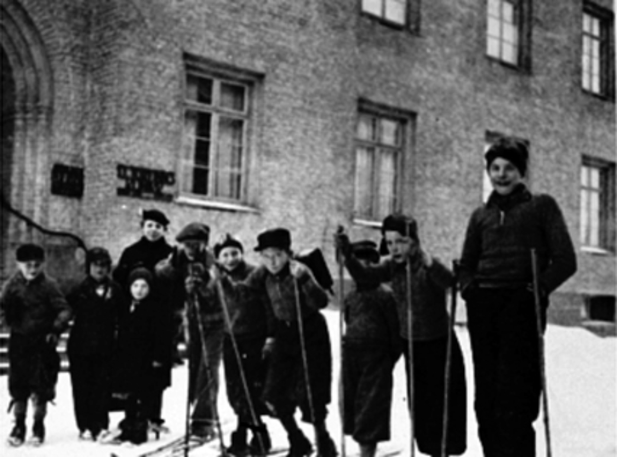 Anno Domkirkeodden, BARN PÅ SKI FORAN ST. TORFINNDUBLETT