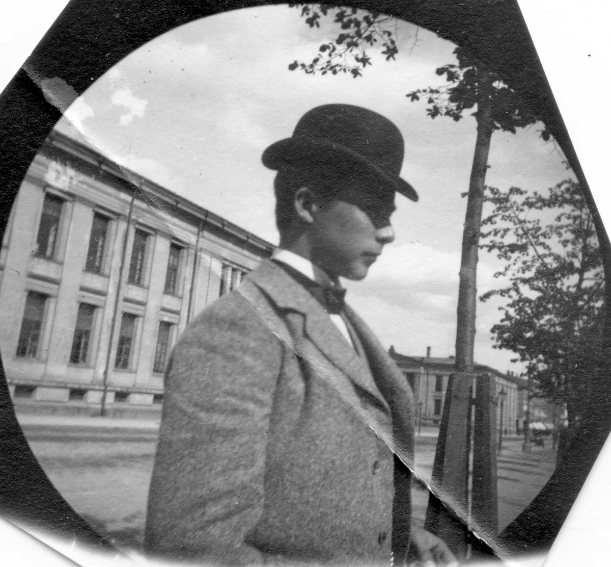 Fredrik Carl Mülertz Størmer, Aage Halvorsen, student fra 1892, på Karl Johans gate, Oslo, Universitetet i bakgrunnen..