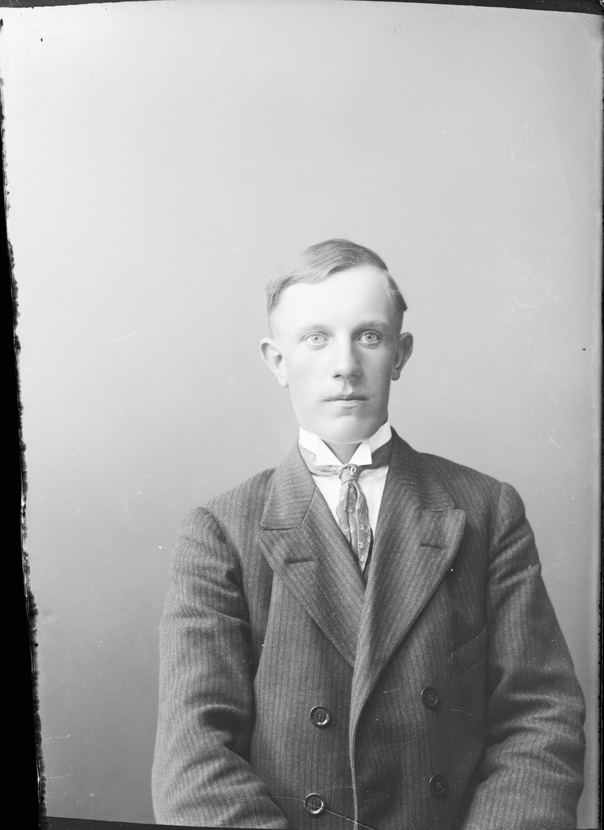 Skötsner-Edhlund, Ateljéporträtt - man, Östhammar, Uppland