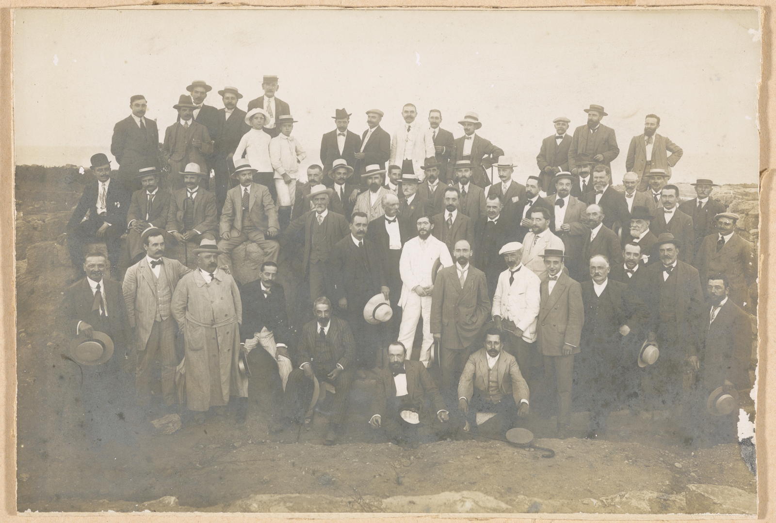 Desconegut, [Portrait of a group of men]