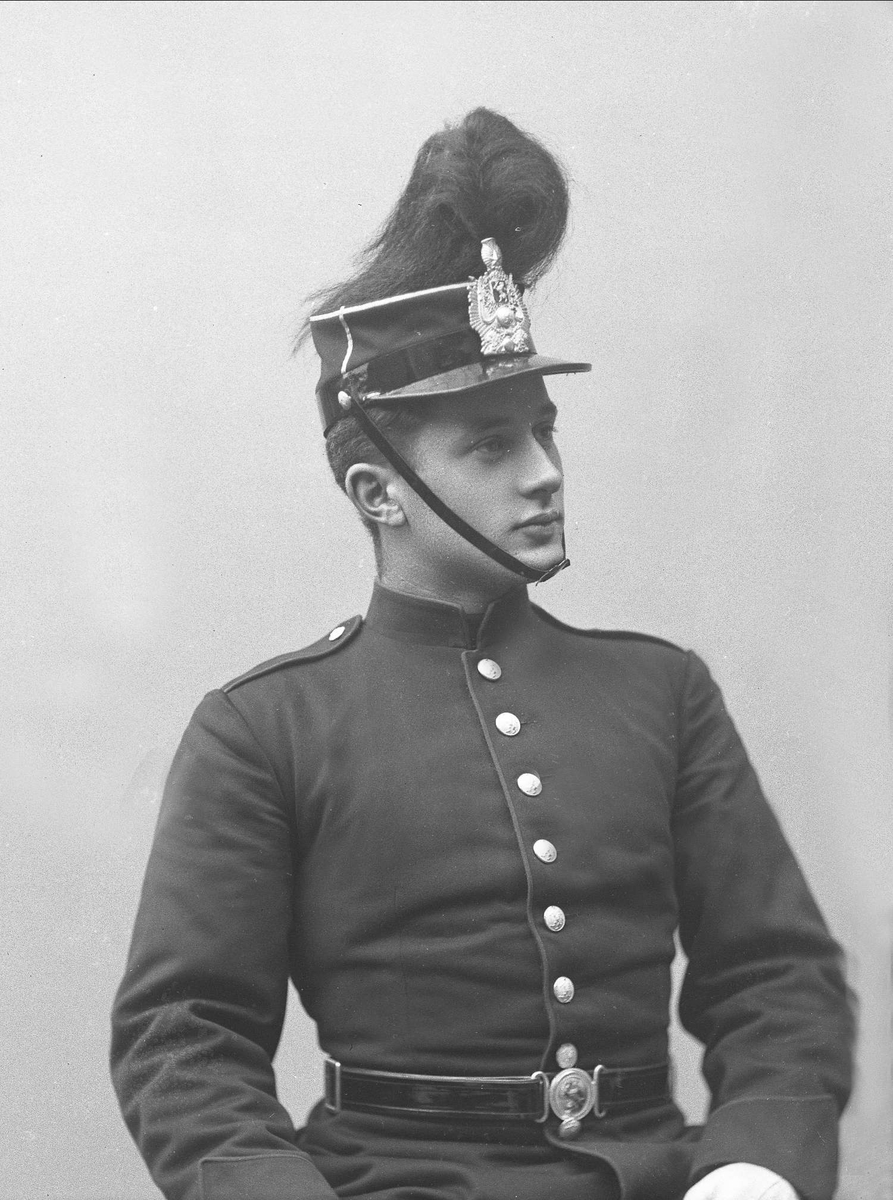 Gustav Borgen, Portrett, mann i kadettuniform.