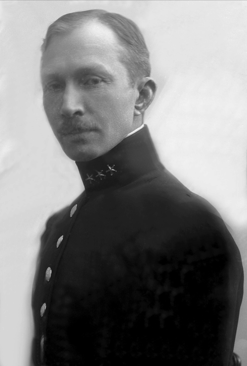 Gustav Borgen, Portrett, Eivind Eckbo i uniform som kaptein i trenkompani.
