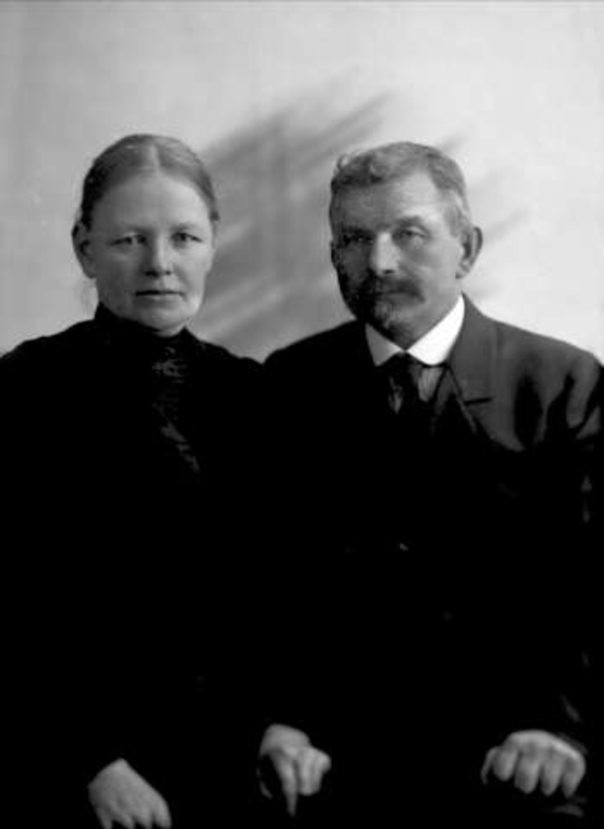 Gustav Borgen, Gruppeportrett, ektepar i mørke drakter. Kaptein F Fredriksen og hustru.