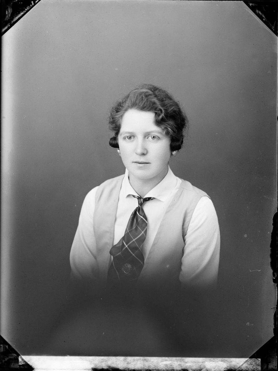 Skötsner-Edhlund, Ateljéporträtt - Nanny Larsson från Gimo Skäfthammar socken, Uppland 1928