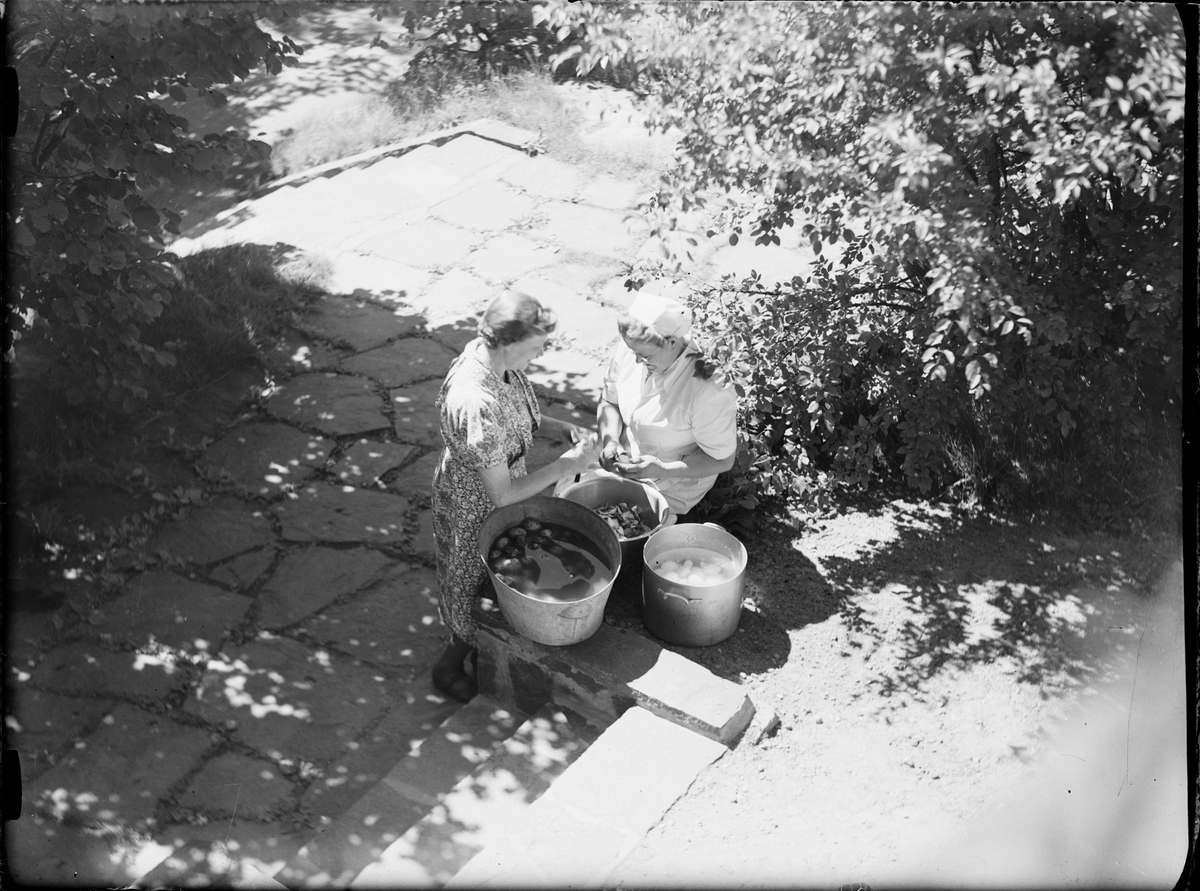 Skötsner-Edhlund, Two women peel potatoes, Östhammar, Uppland