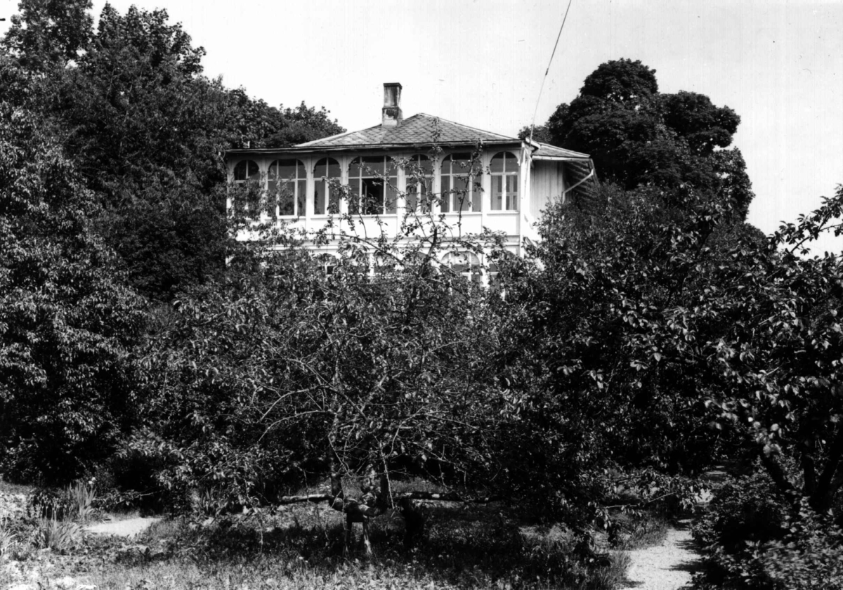 Anders Beer Wilse, Søndre Hellerud gård, Oslo, Østre Aker. Våningshuset med glassveranda og hagen.