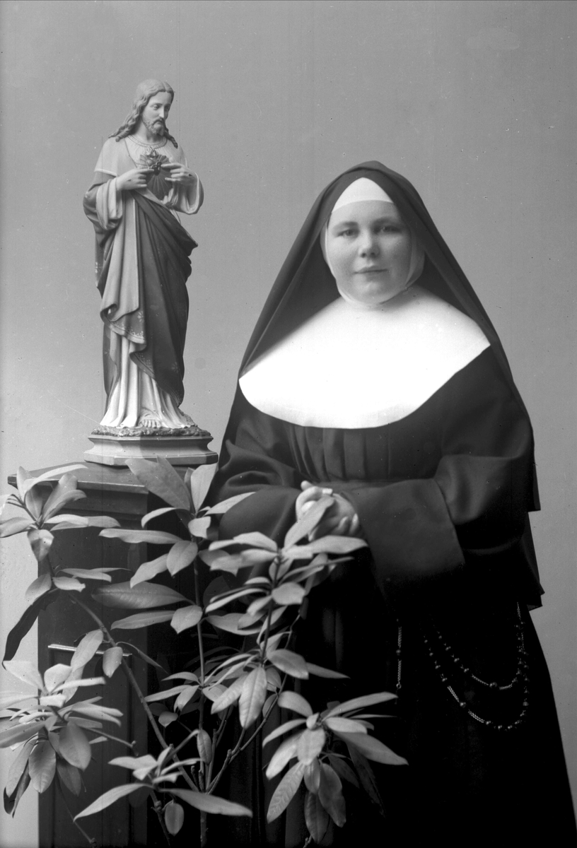 Gustav Borgen, Portrett, nonne, søster Louise.