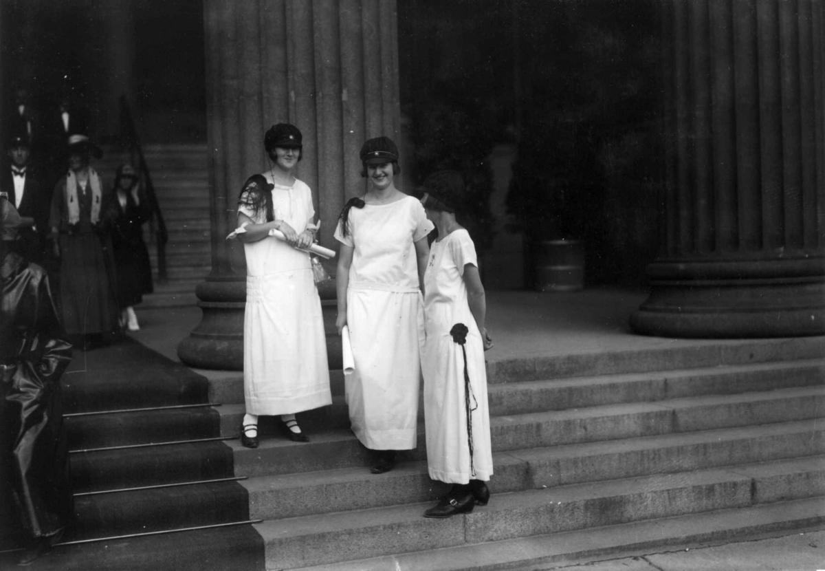 Hermann Christian Neupert, Immatrikulering. Kvinnelige studenter på Aulatrappen, Universitetet i Oslo.