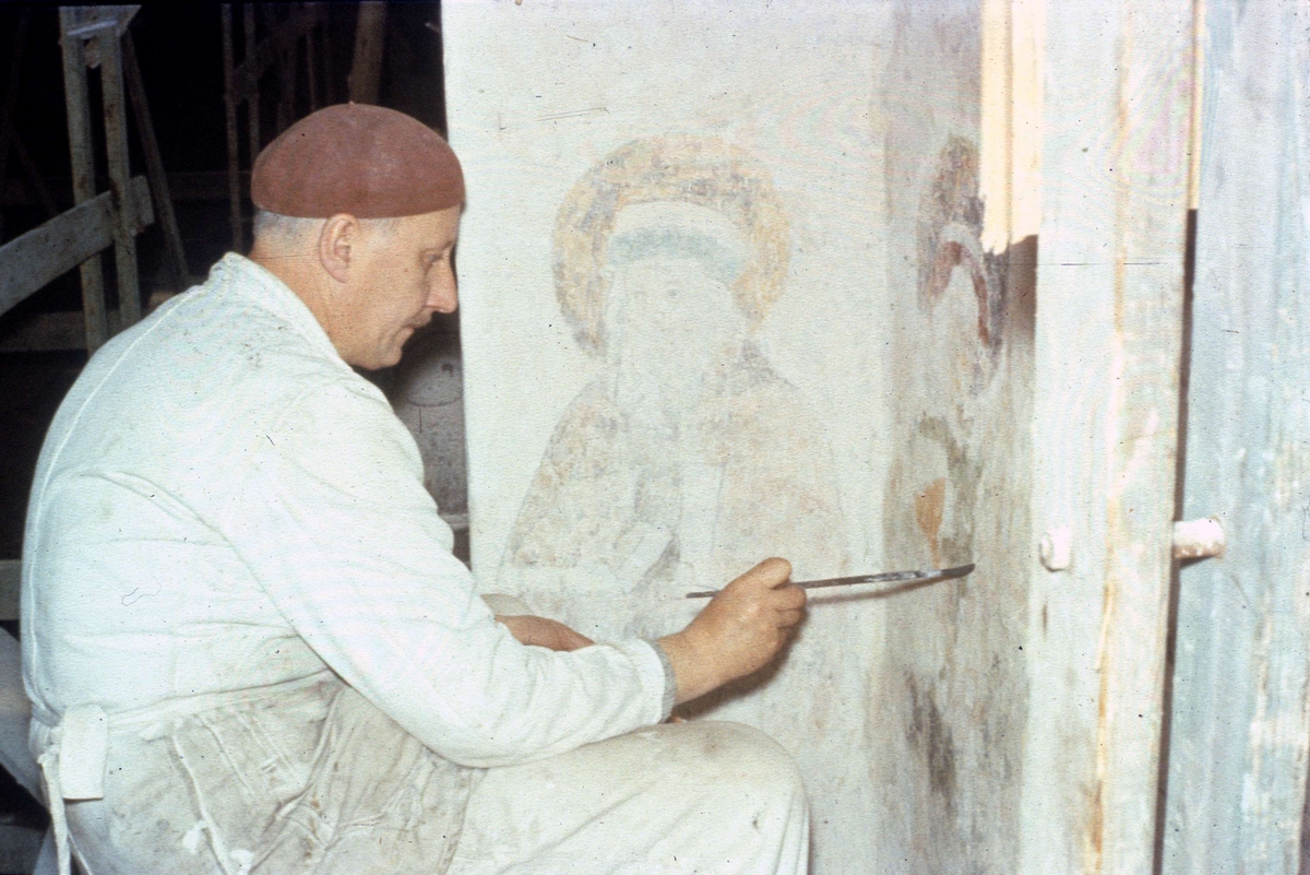 Ola Ehn, Konservator arbetar med kalkmålning i Danmarks kyrka, Uppland 1958