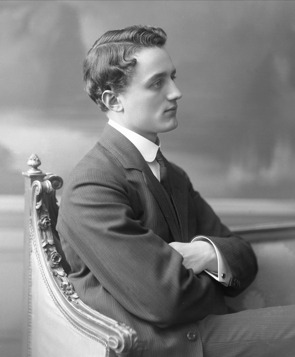 Gustav Borgen, Portrett, pianist Alme i en stol.