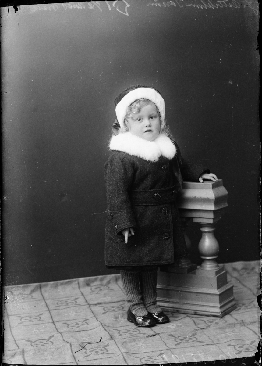 Skötsner-Edhlund, Ateljéporträtt - flicka, Östhammar, Uppland 1919