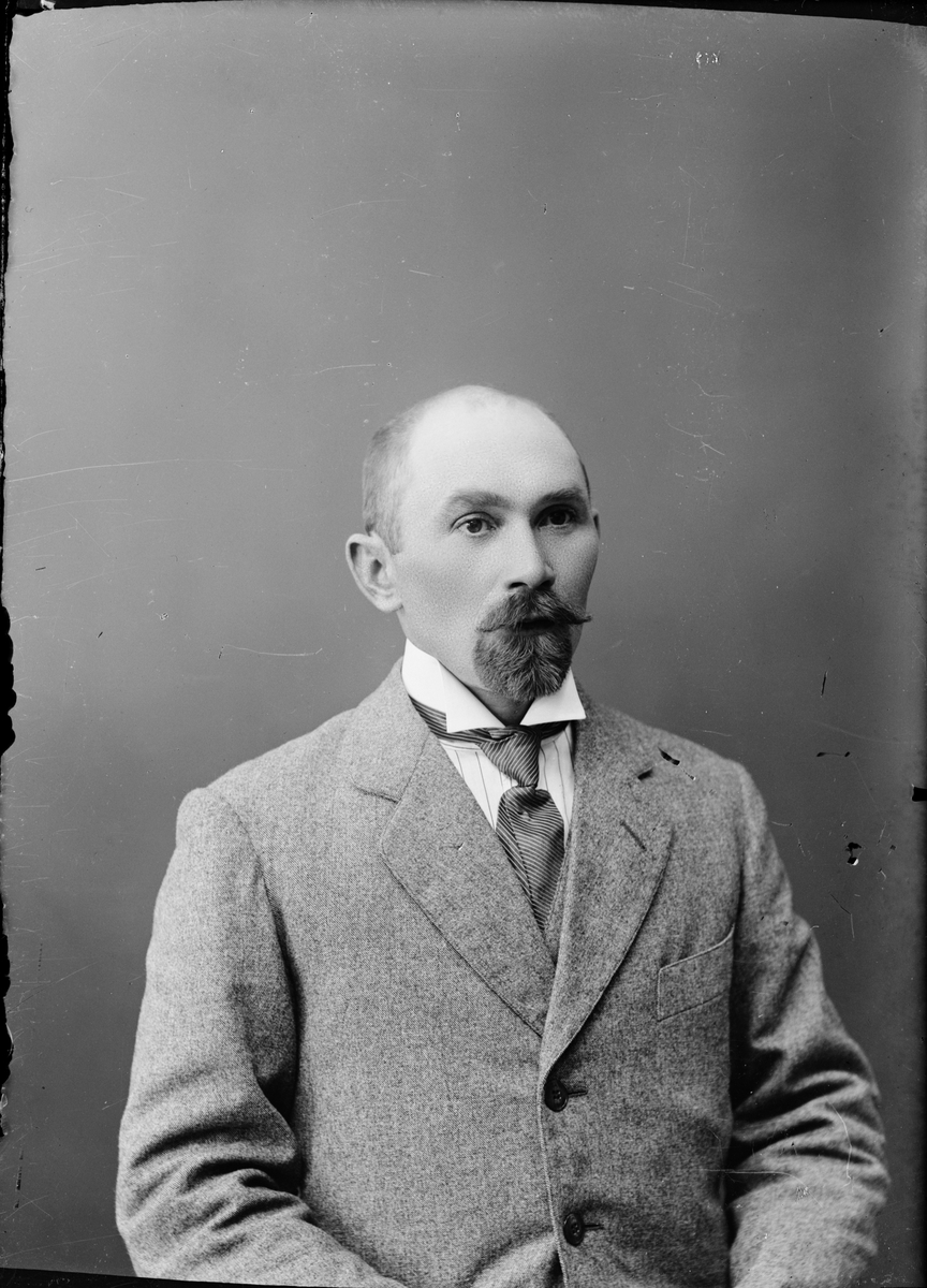 Skötsner-Edhlund, Ateljéporträtt - man, Östhammar, Uppland