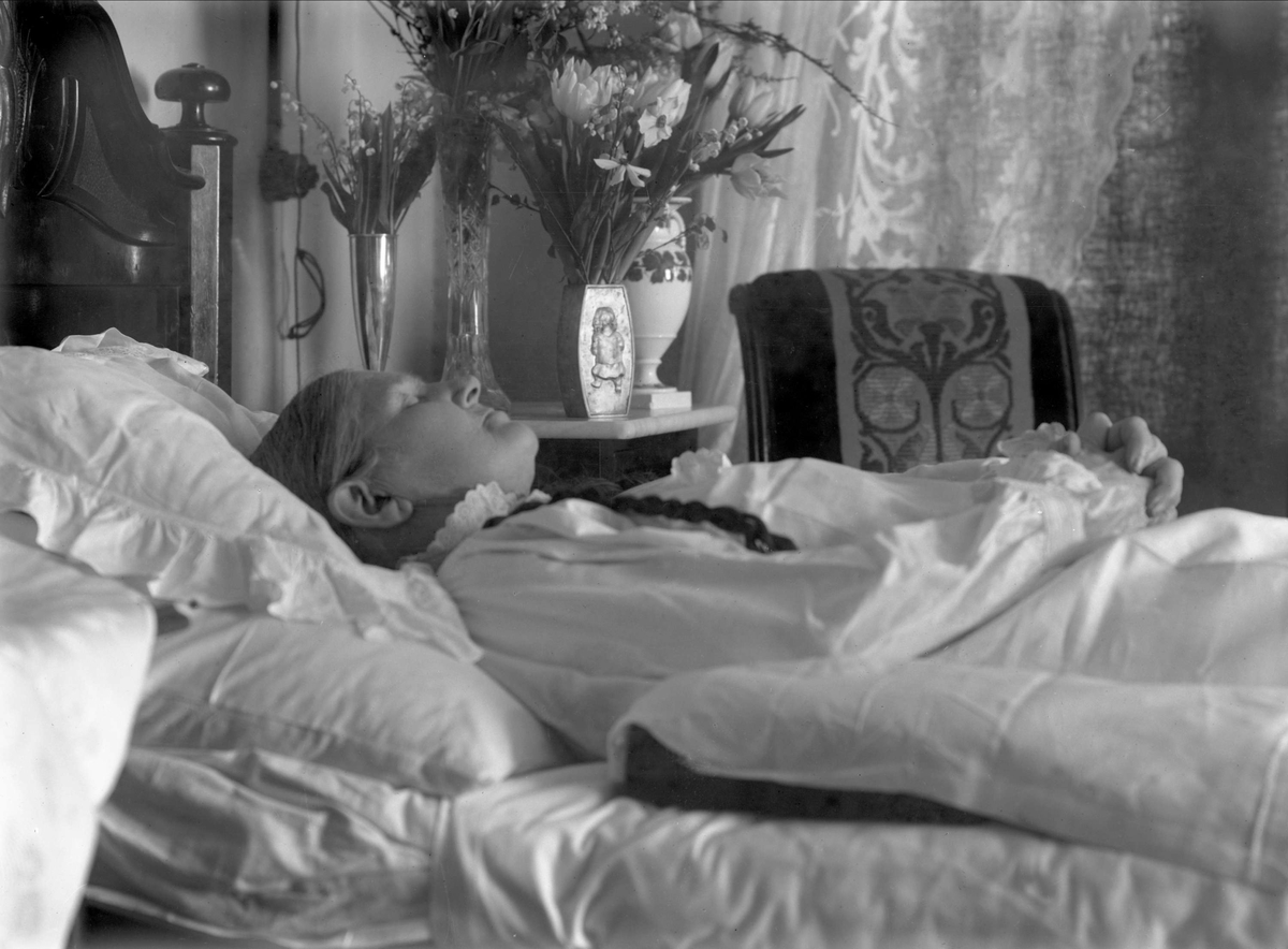 Gustav Borgen, Post mortem-fotografi. Død kvinne i seng.