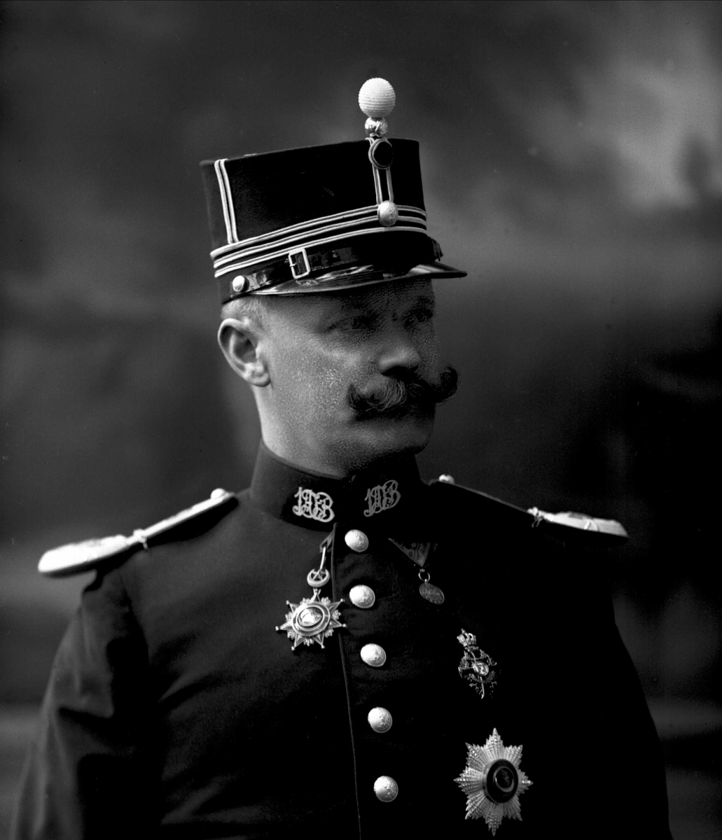 Gustav Borgen, Portrett, Karl Ingvar Nandrup, født 1864, i uniform som kaptein ved infanteriet som reglementert fra 1894 til 1910.