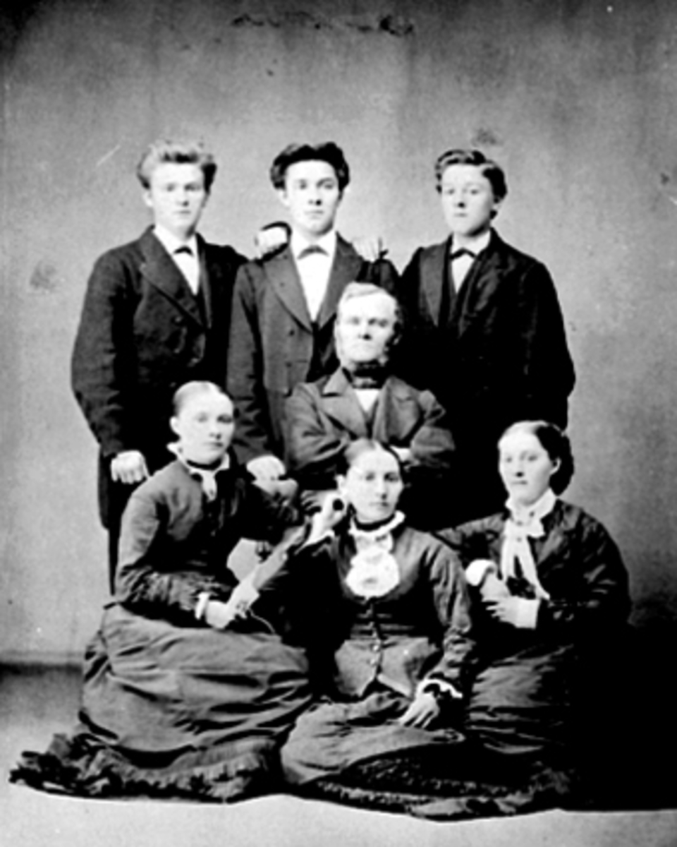 Anno Domkirkeodden, GR: 7, MARTINIUS GODAGER M/BARN. FORAN FRA VENSTRE MARTHE, JULIE OG PERNILLE. I MIDTEN MARTINUS OG BAK FRA VENSTRE JENS, EVEN OG ADOLF GODAGER